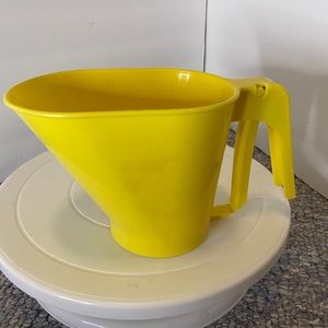 Handy Vintage Rubbermaid Hand-held Sifter